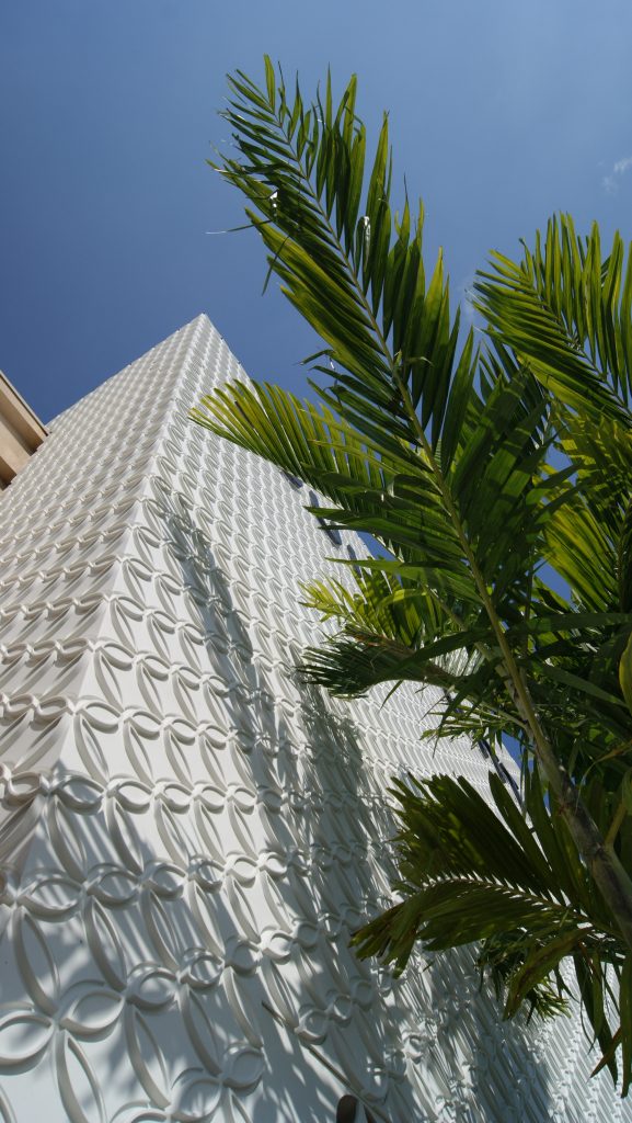 Façade et escaliers architecturaux Louis Vuitton Florida＂width=