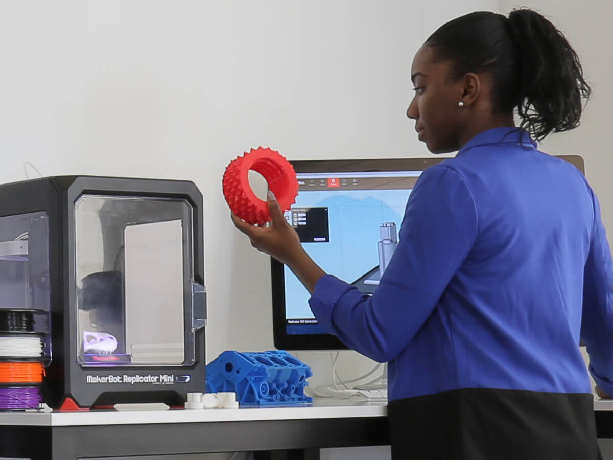 MakerBot hth华体会全站app3D打印机正在使用中